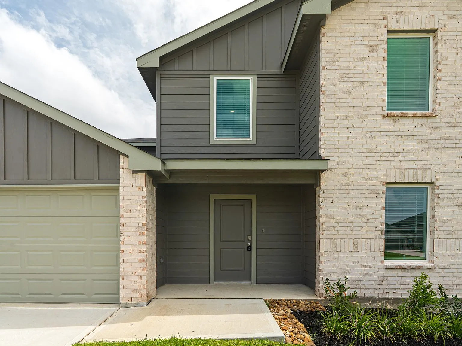 5 bed, 2.5 bath, 2349 sqft, $2,775 — Photo 4