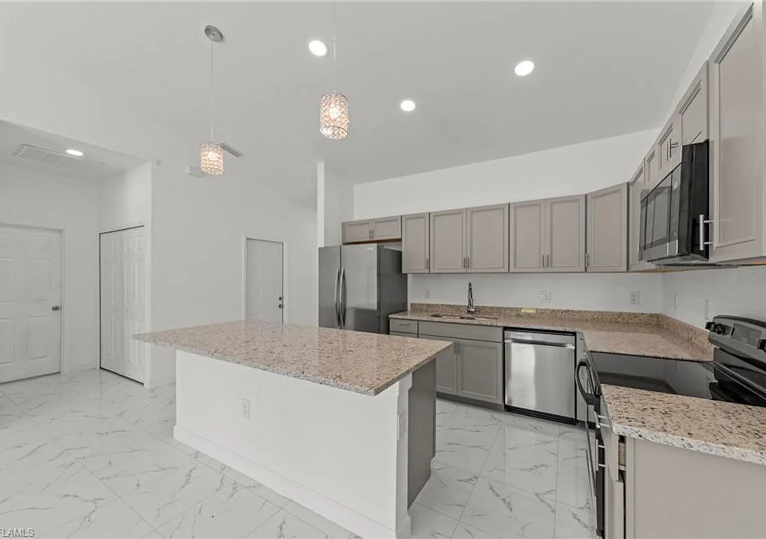 Unfurnished 3+ Den /3 bath / 1 car garage Single Family Home in Lehigh Acres — Photo 3