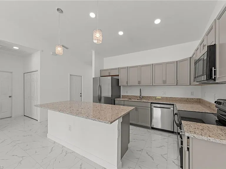 1940 Laverna Ave — Photo 3