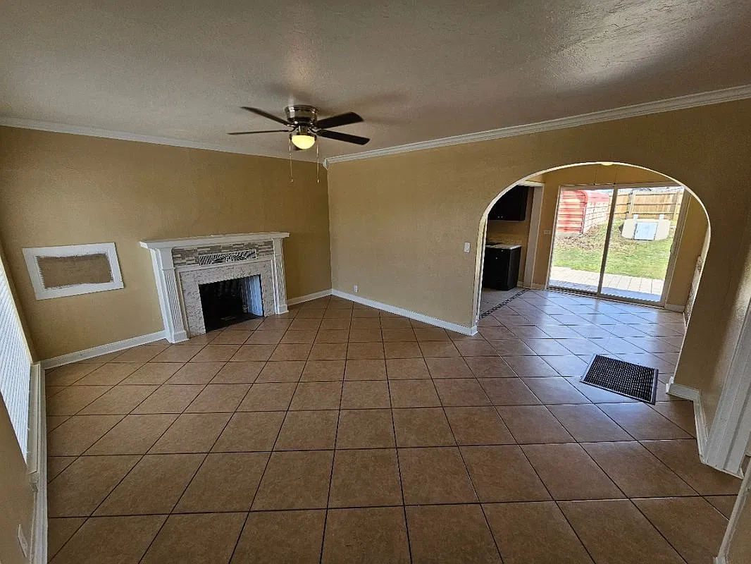 4 bed, 1.0 bath, 1200 sqft, $1,200 — Photo 2