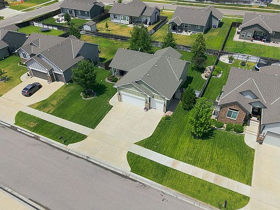 3rd image of 812 N Tyndall Ct