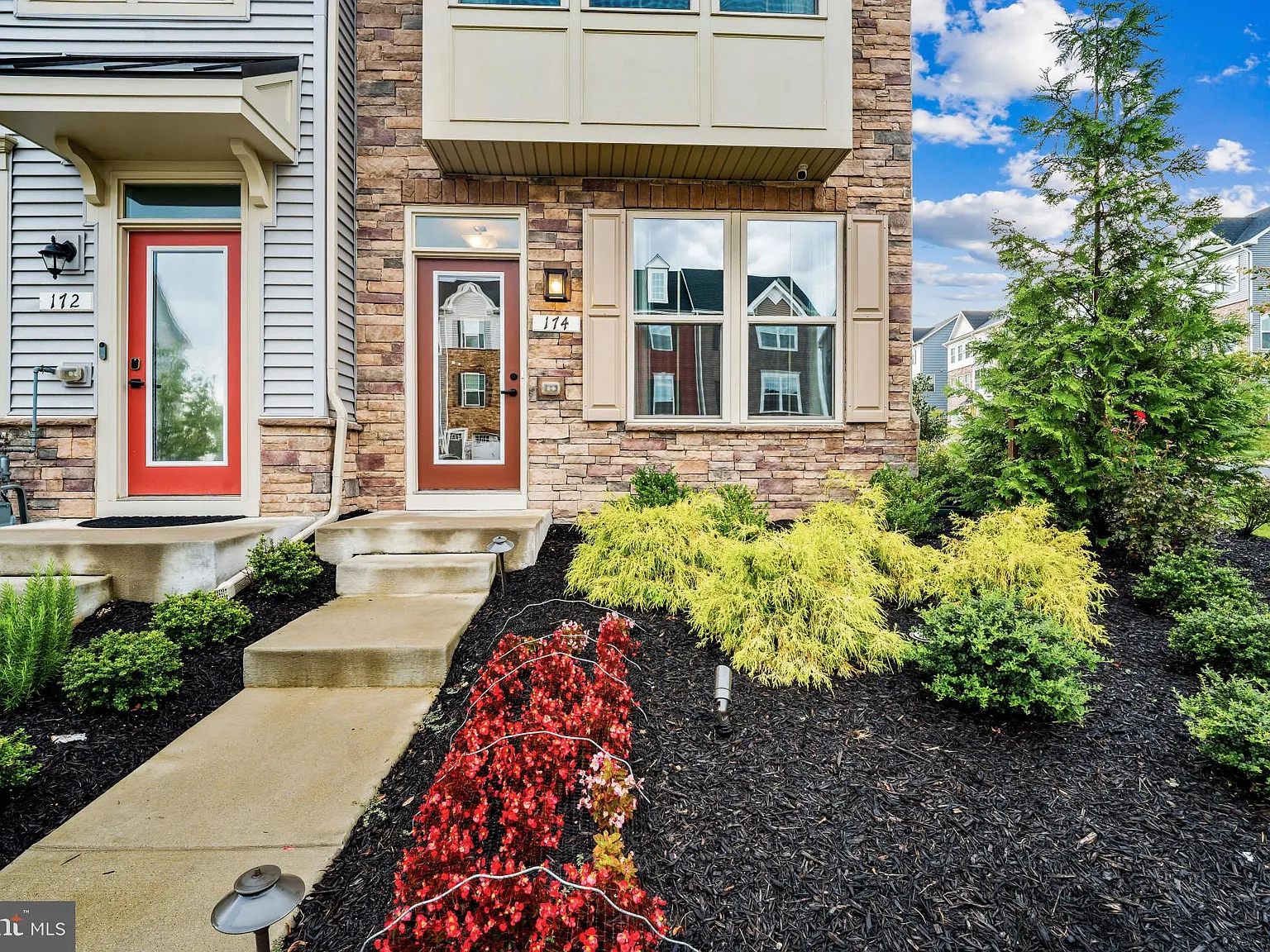 3 bed, 3.5 bath, 1920 sqft, $3,000 — Photo 2