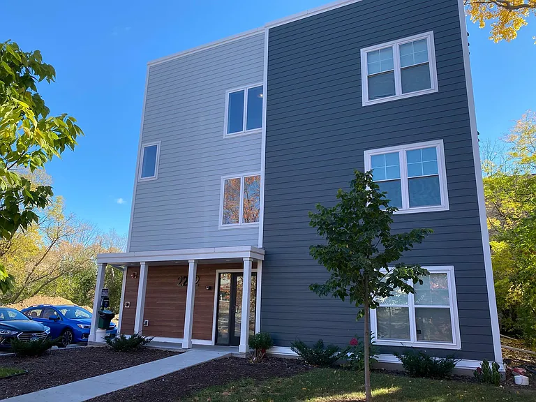 2212 W Stewart Ave #7 — Photo 4