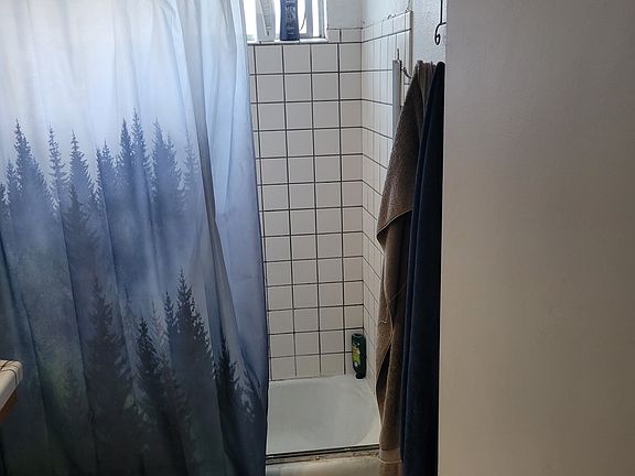 3rd image of 1251 W Newport St