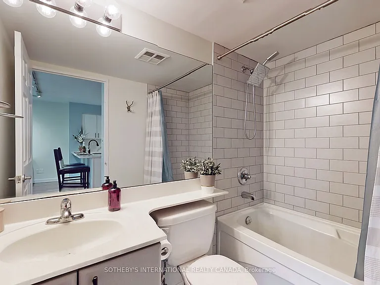 230 King St E #410 — Photo 14