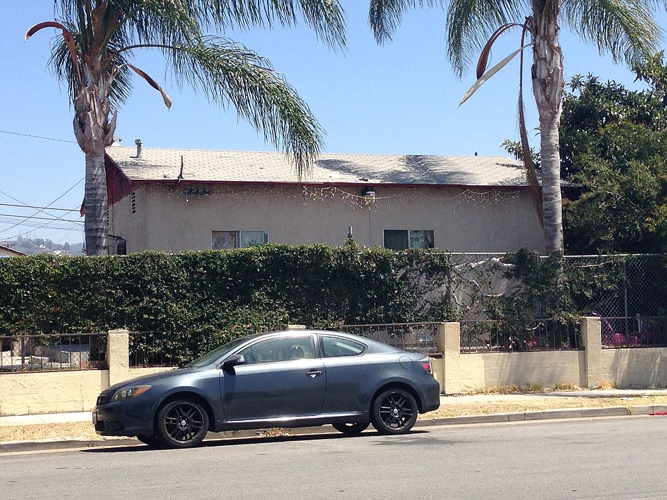 2nd image of 211 W 1st Ave