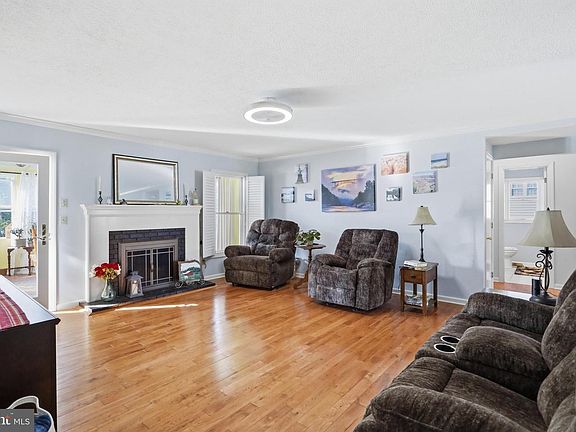 4th image of 1565 Beacon St