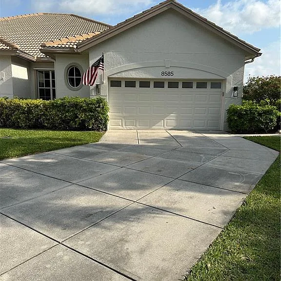 8564 Fairway Bend Dr — Photo 2
