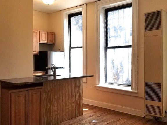 5th image of 419 Wythe Ave APT 1