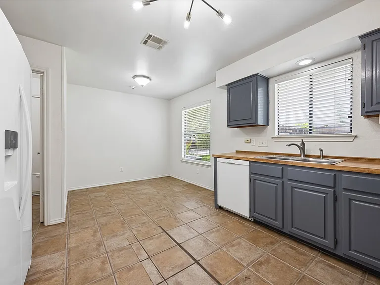 12312 Antoinette Pl — Photo 7