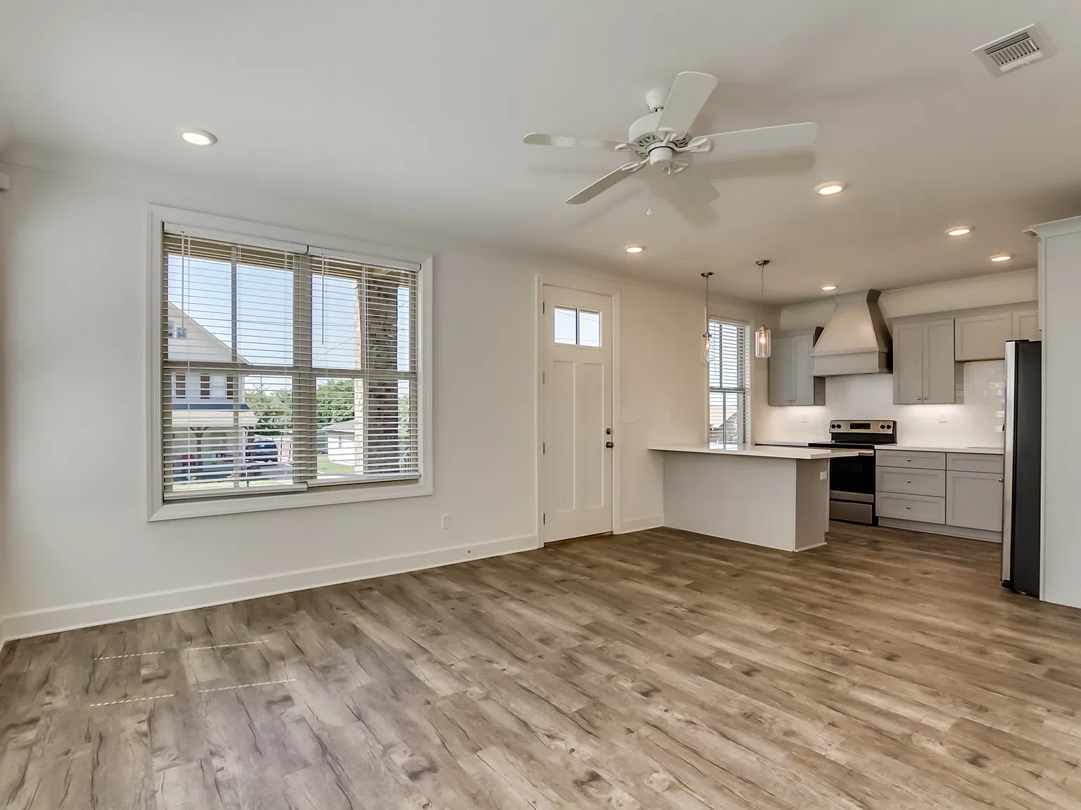 6 bed, 6.5 bath, 3072 sqft, $5,400 — Photo 2