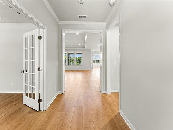 2nd image of 905 Hillwood Cir