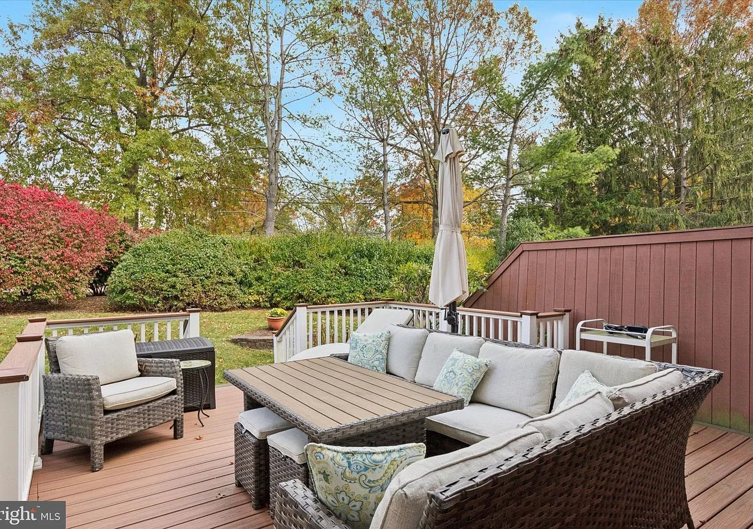 Beautiful Belle Aire Townhome with Finished Basement, Garage & Pool — Photo 3