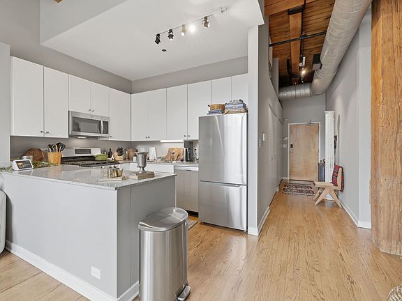 4th image of 300 W Grand Ave APT 203