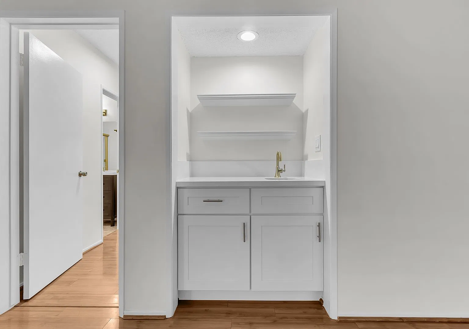 Bright & Spacious 2-Bedroom, 2-Bathroom Apartment with Garage Parking! — Photo 4
