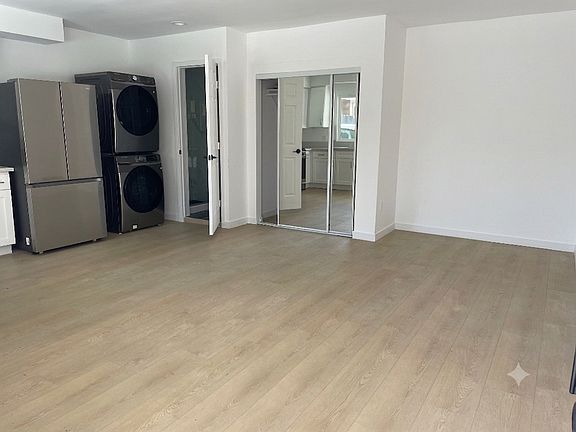 5th image of 1529 Winona Blvd Unit 1529