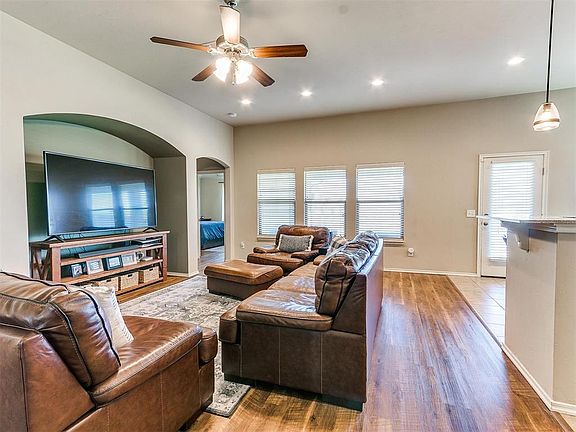 3rd image of 913 Bear Mountain Dr