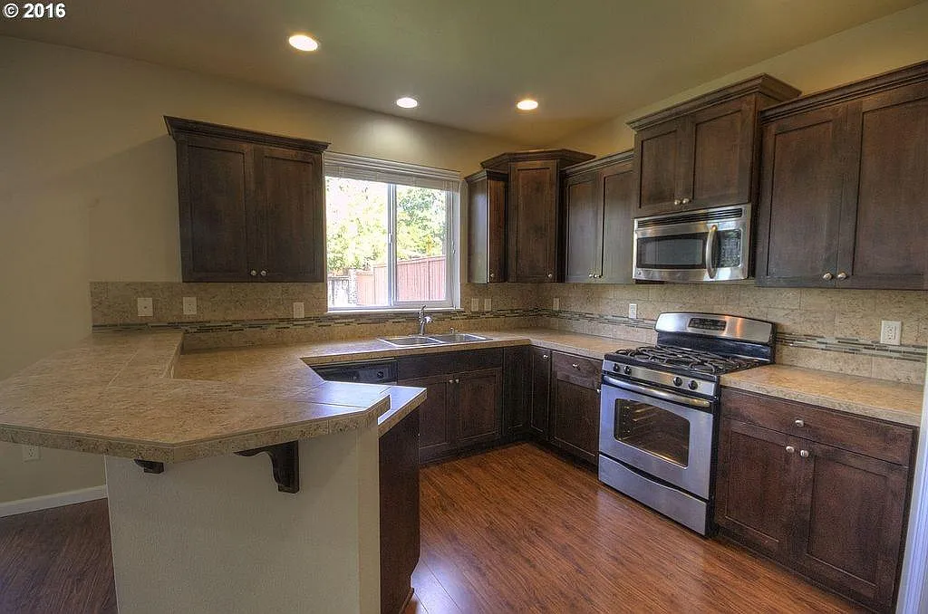 5 bed, 2378 sqft, $3,475 — Photo 4