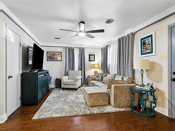 4th image of 10520 Bolivar St