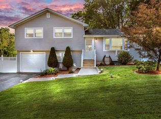 34 Grandview Dr, West Warwick, RI 02893