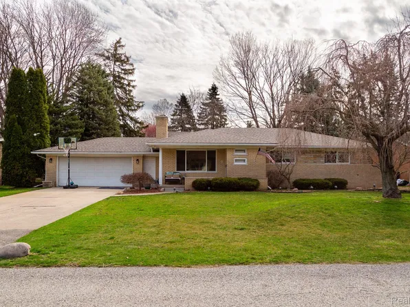 38532 Manchester St, Clinton Township, MI 48036