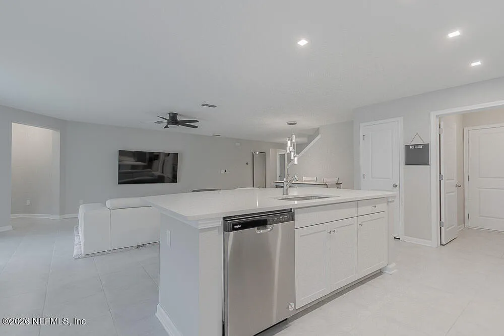 4 bed, 3.0 bath, 2184 sqft, $2,250 — Photo 3