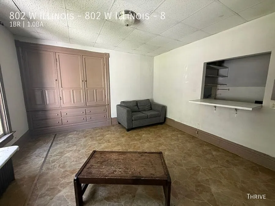 Bright 1 Bed / 1 Bath Near Campus Prime Location & Natural Light — Photo 2