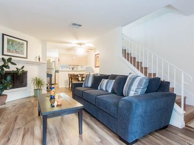 22041 Oxnard St, Woodland Hills, CA, 91367