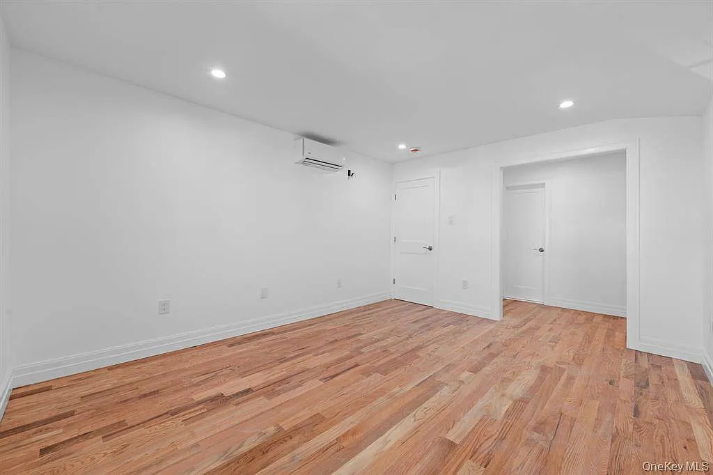 3 bed, 2.0 bath, 1000 sqft, $4,000 — Photo 3