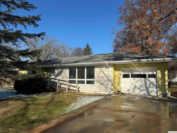1034 Manor Dr, Mason City, IA 50401