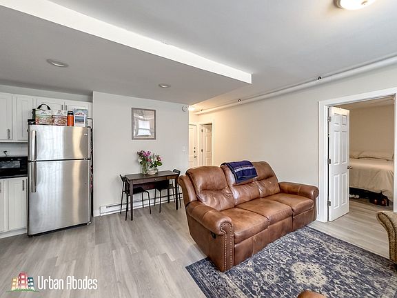 4th image of 732 W Roscoe St