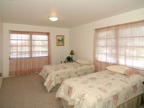 Twin bedroom