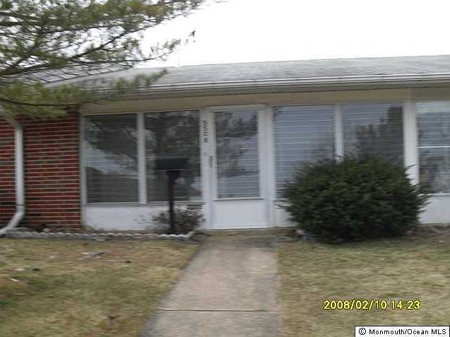 1st image of 550 Sheffield Court #B