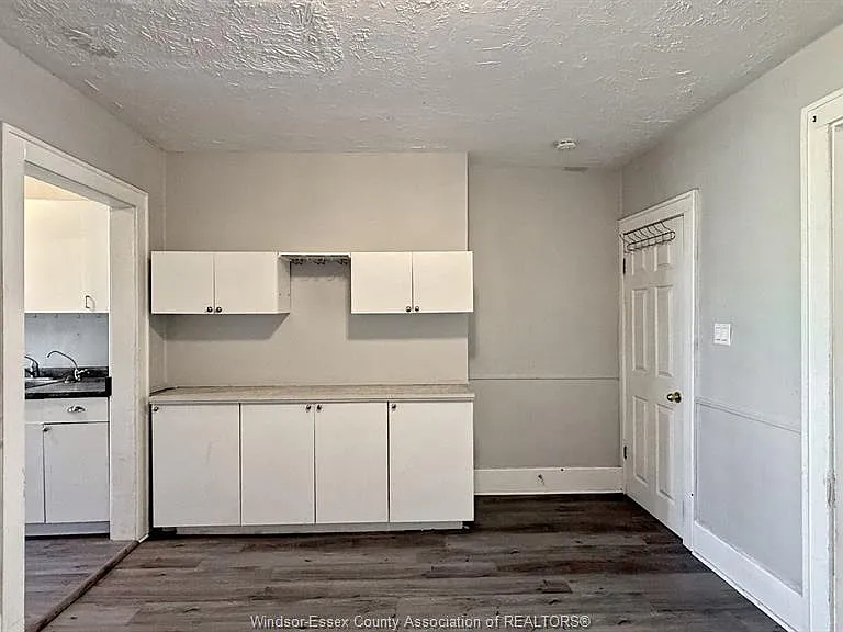 1424 Wyandotte St W — Photo 12