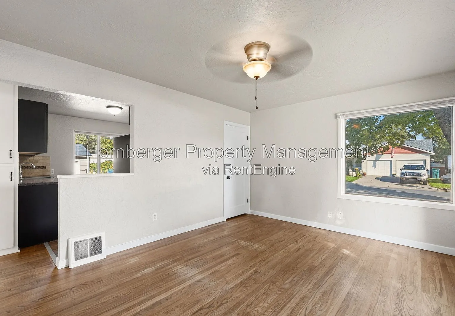 3 bed, 1.0 bath, 1300 sqft, $1,895 — Photo 2