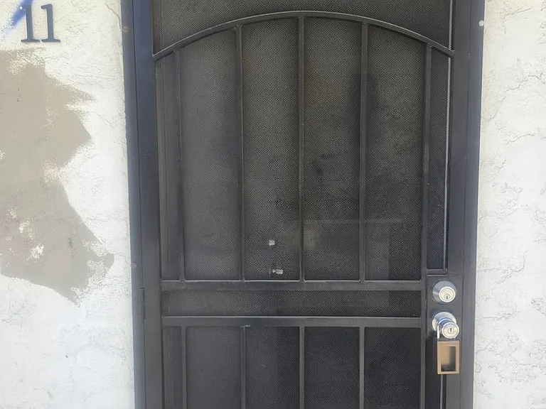 324 E Esther St — Photo 12