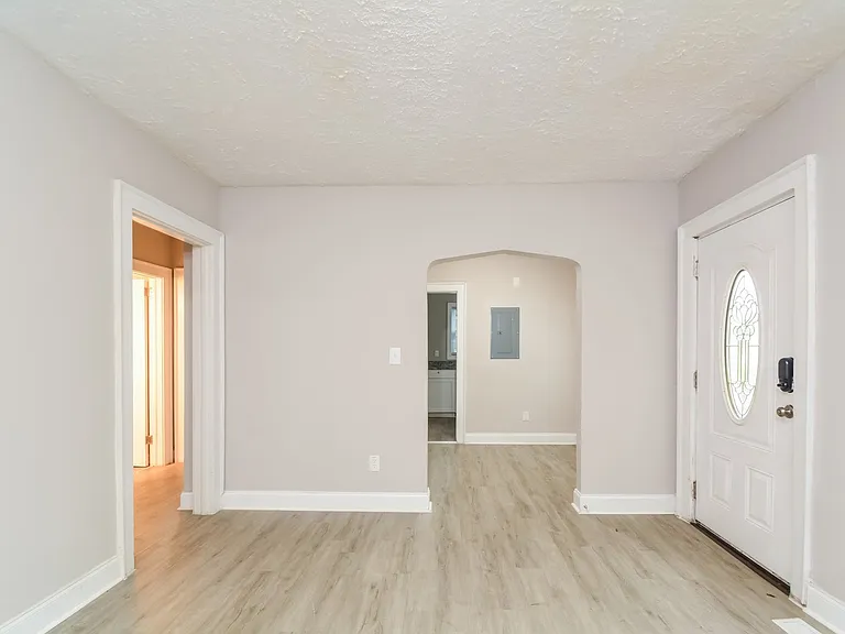 1041945_018_living_room_13155860.jpg