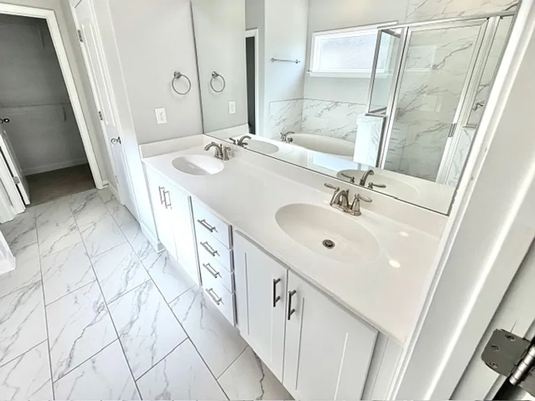 5560 Lakeside Cir W — Photo 8
