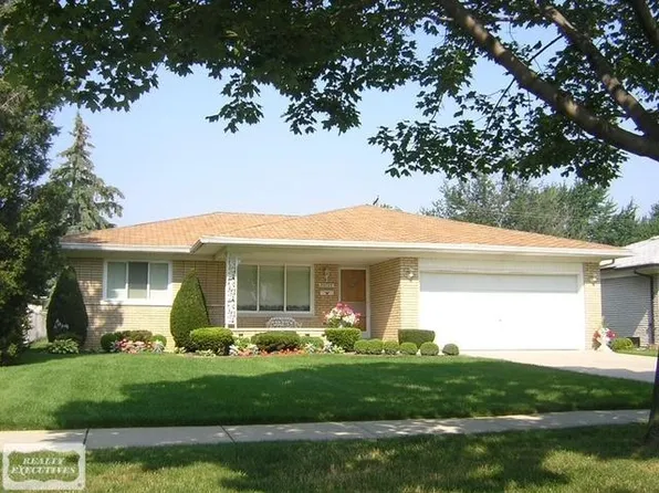 33725 Somerset Dr, Sterling Heights, MI 48312