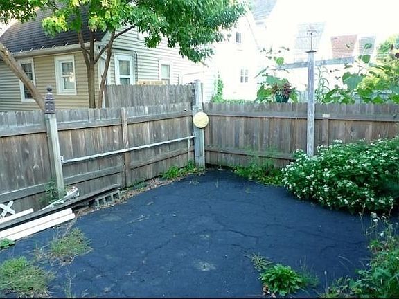 5th image of 723 E Wright St