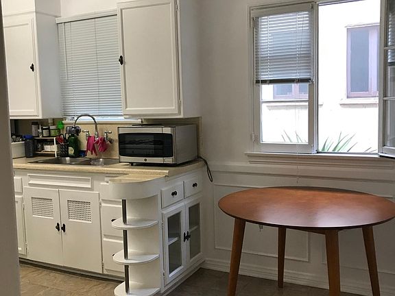 5th image of 222 S Poinsettia Pl