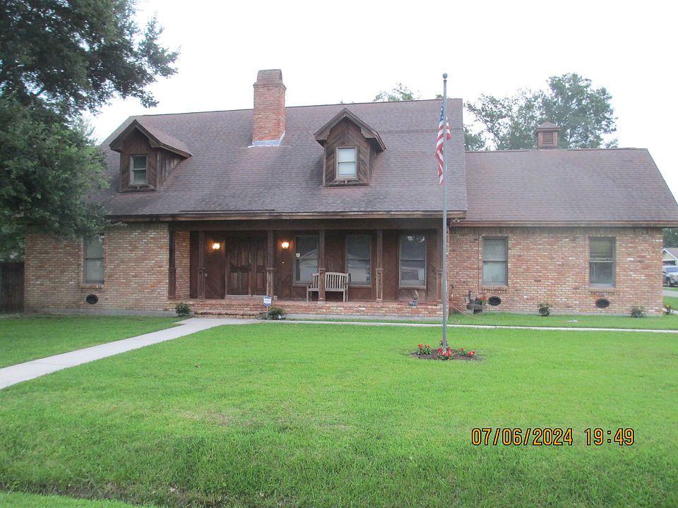 Front View Acadian Style, --great style, new lighting
being repainted now...