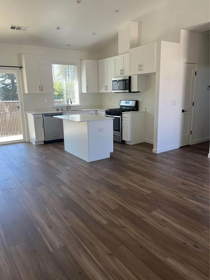 2 bed, 820 sqft, $1,650 — Photo 3
