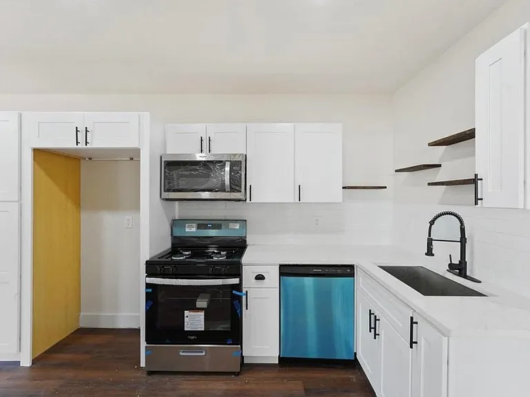 828 Westford St — Photo 17