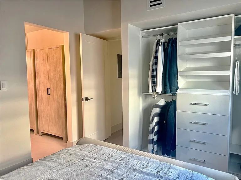 24 Saratoga — Photo 10
