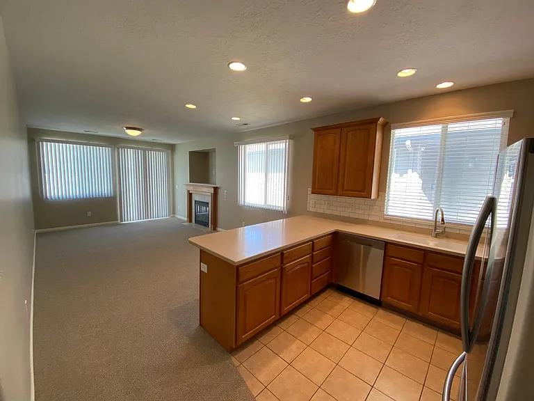 1140 York Dr — Photo 4
