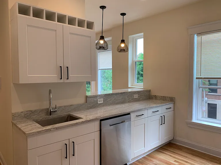 1035 W Barry Ave #2 — Photo 10