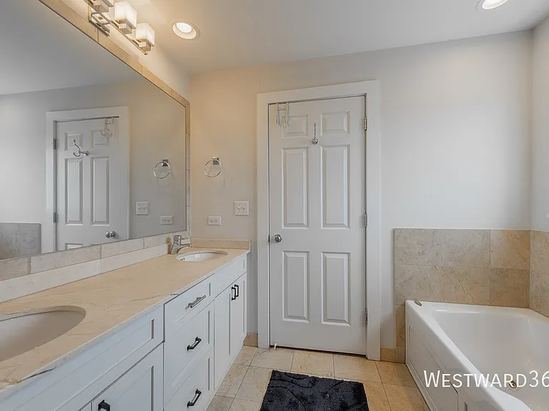 2033 W Superior St #4W — Photo 18