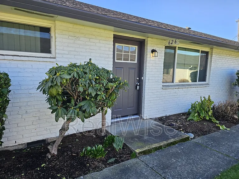 626 NE Anderson St — Photo 2