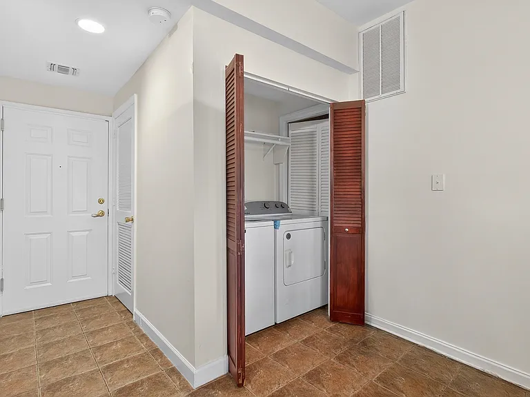 620 38th St #400 — Photo 9